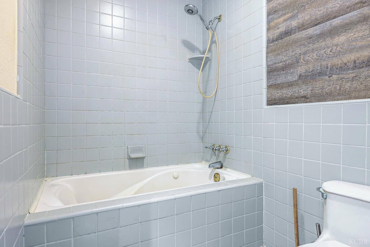 125 E Deodar Ln, Lemoore, CA 93245