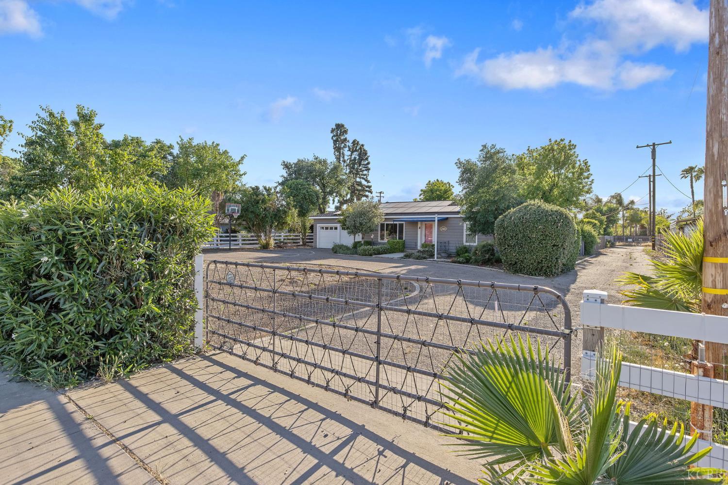 8518 12th Ave, Hanford, CA 93230