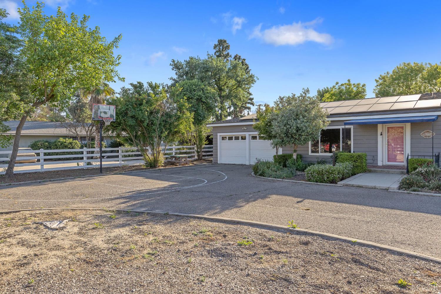 8518 12th Ave, Hanford, CA 93230