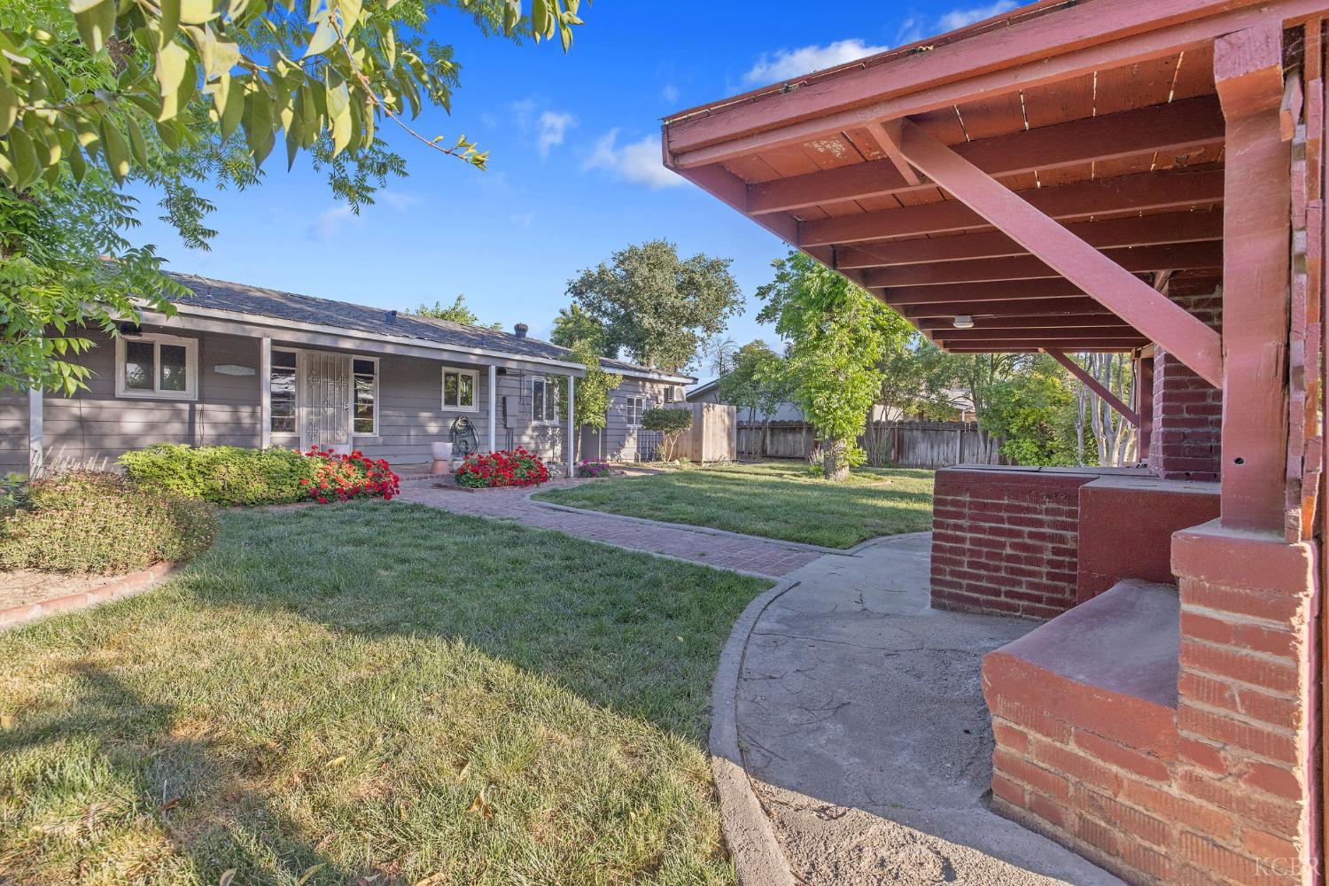 8518 12th Ave, Hanford, CA 93230