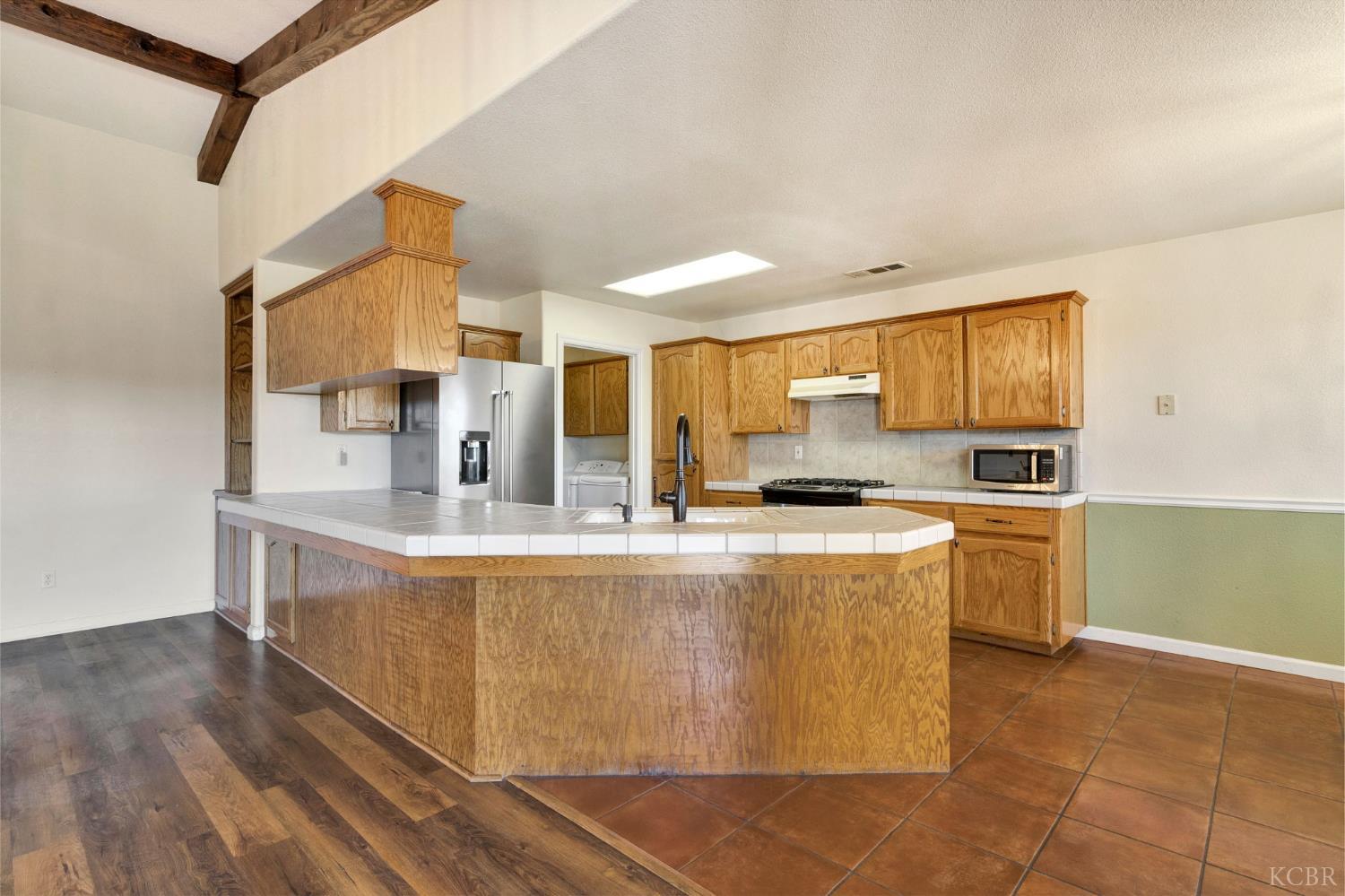 2059 Saratoga Pl, Hanford, CA 93230