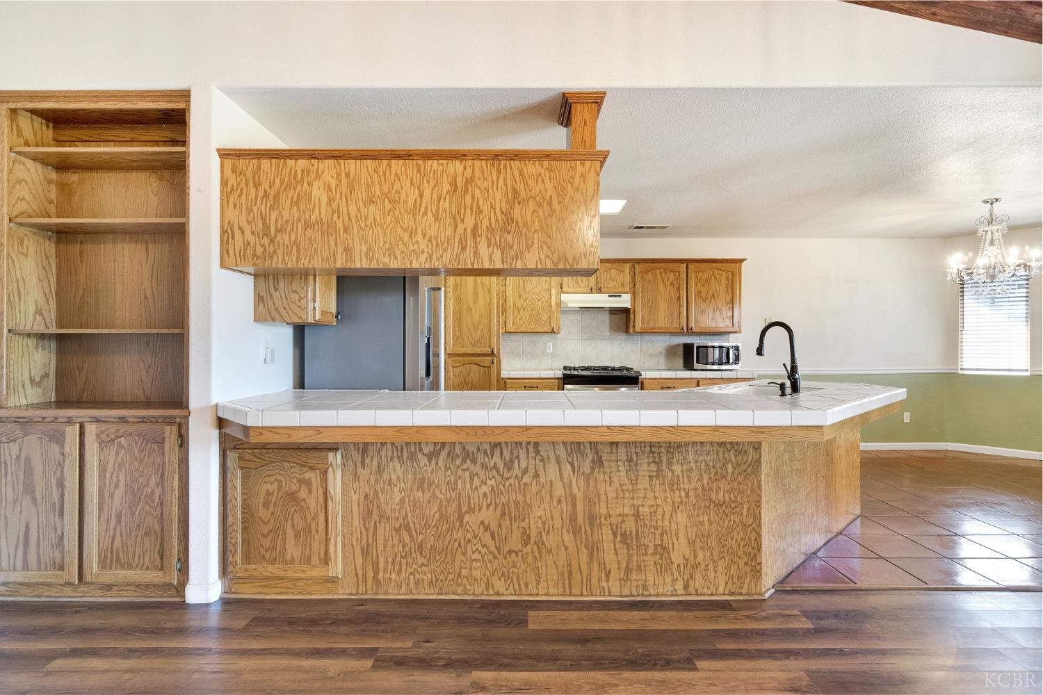 2059 Saratoga Pl, Hanford, CA 93230