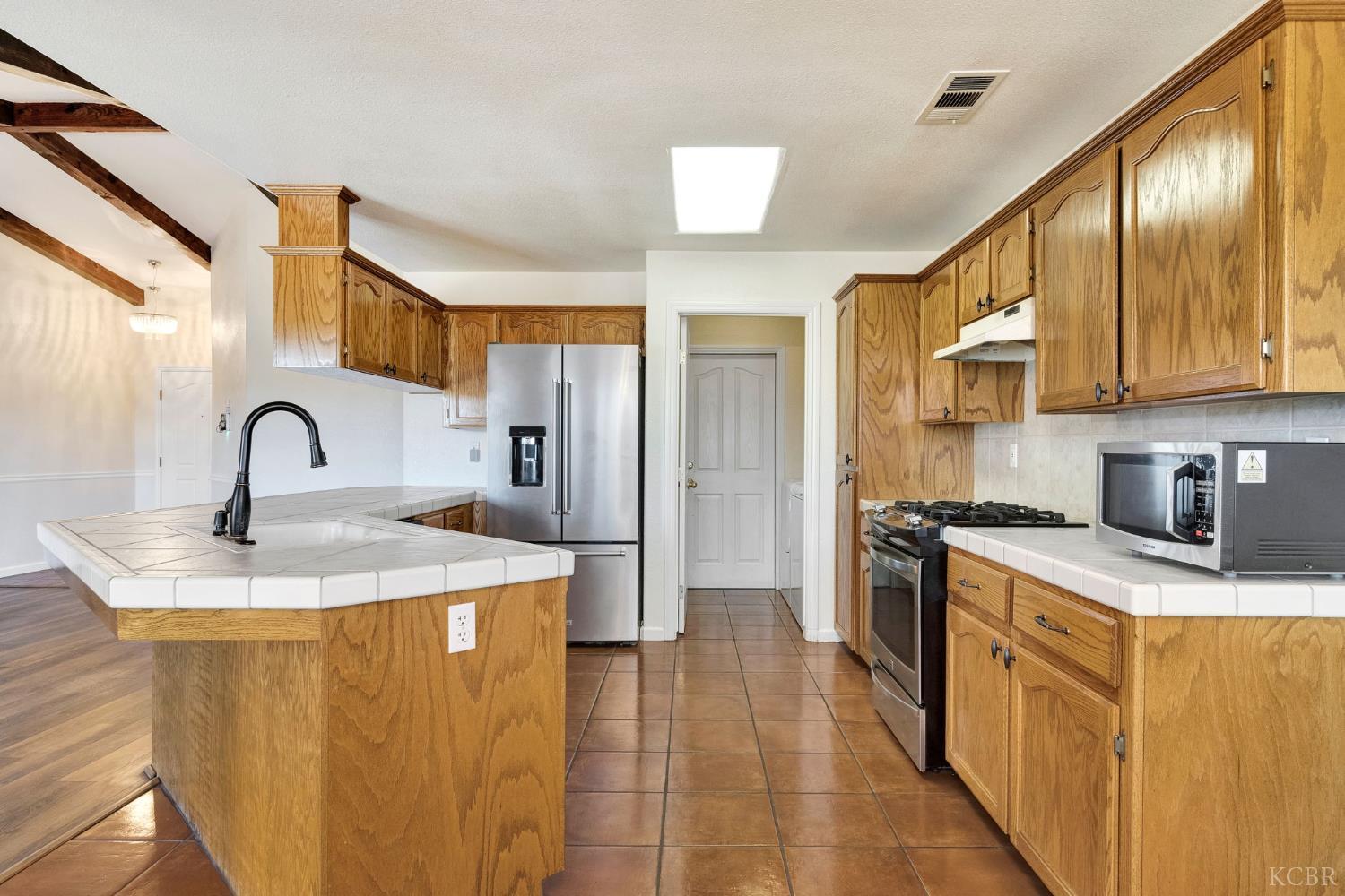 2059 Saratoga Pl, Hanford, CA 93230