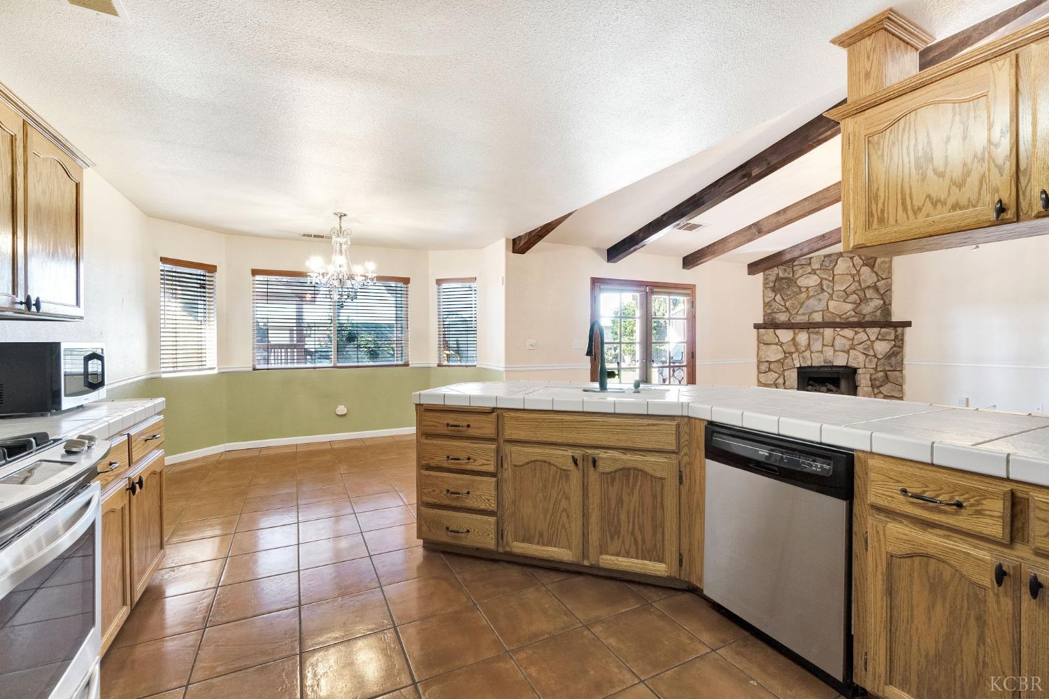 2059 Saratoga Pl, Hanford, CA 93230