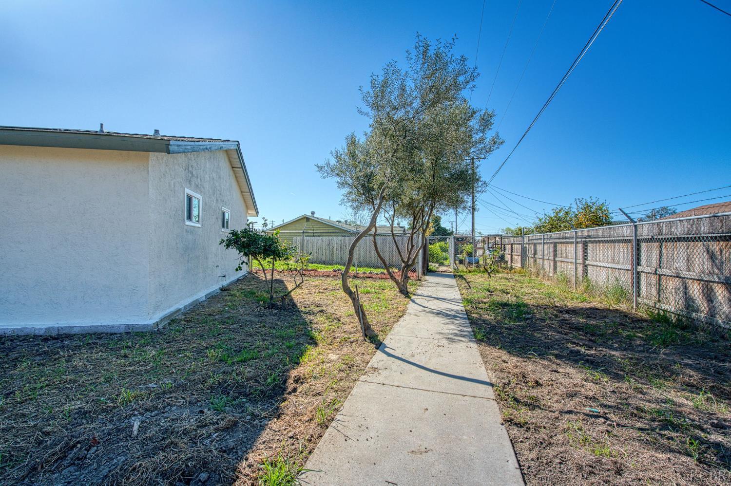 1167 Cling Cir, Hanford, CA 93230