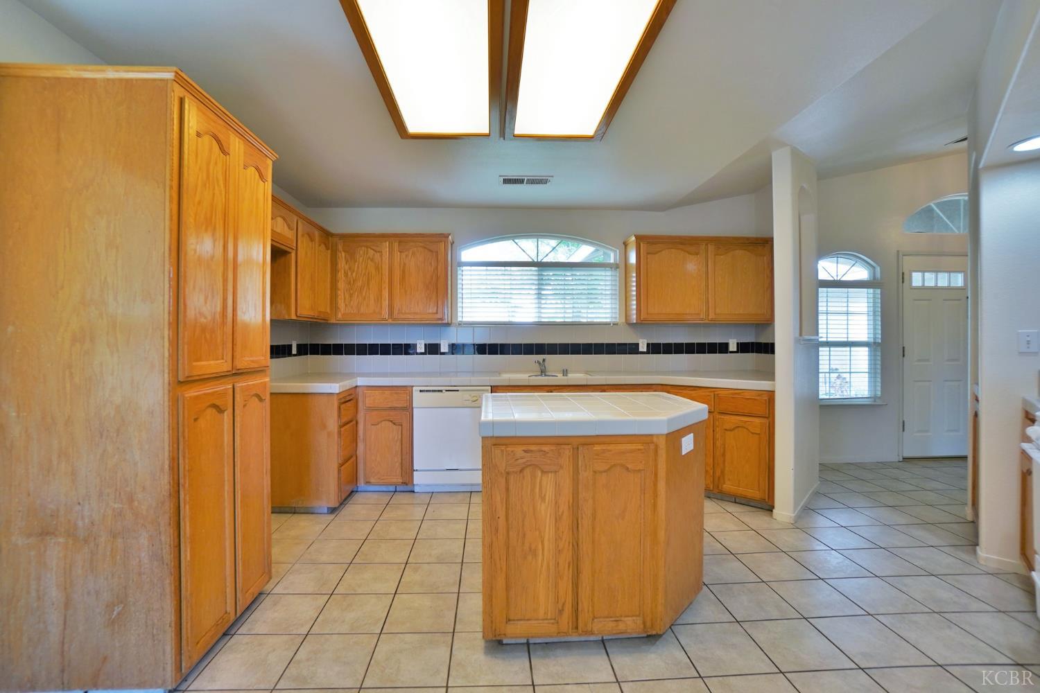 950 Geneva Dr, Lemoore, CA 93245