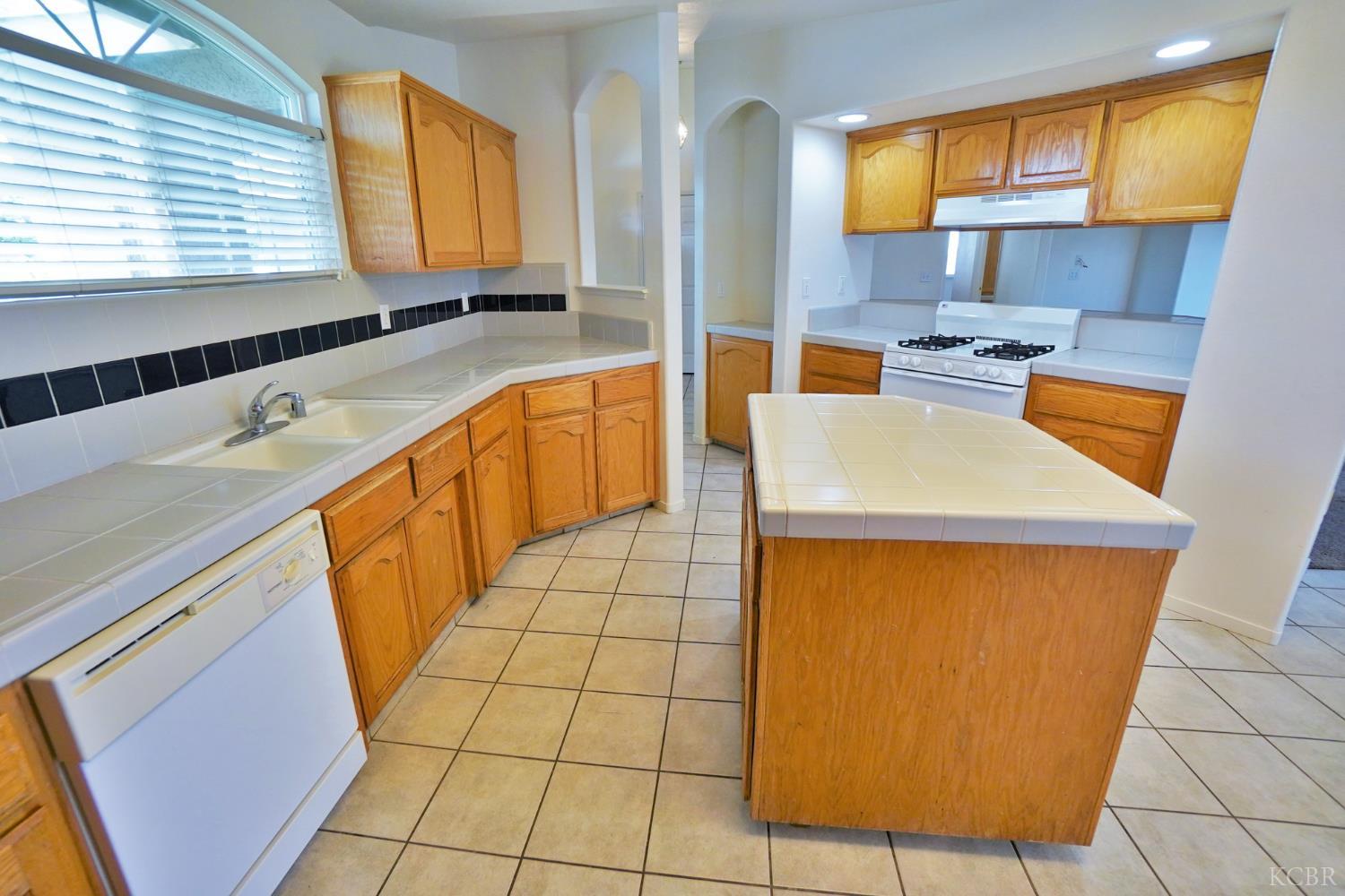 950 Geneva Dr, Lemoore, CA 93245