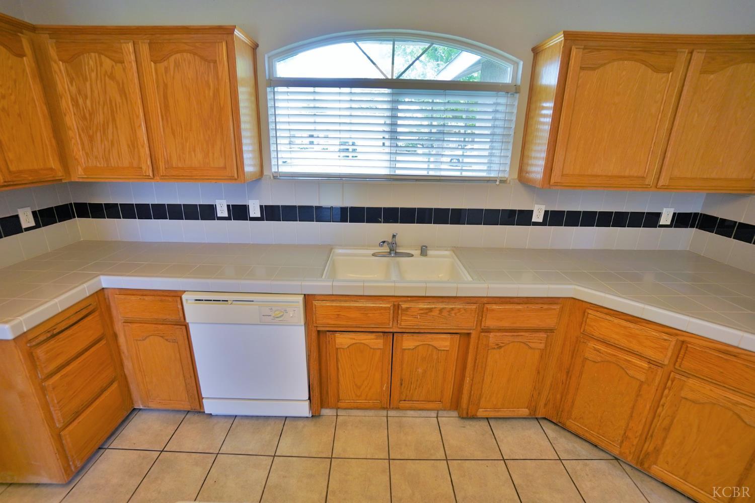 950 Geneva Dr, Lemoore, CA 93245