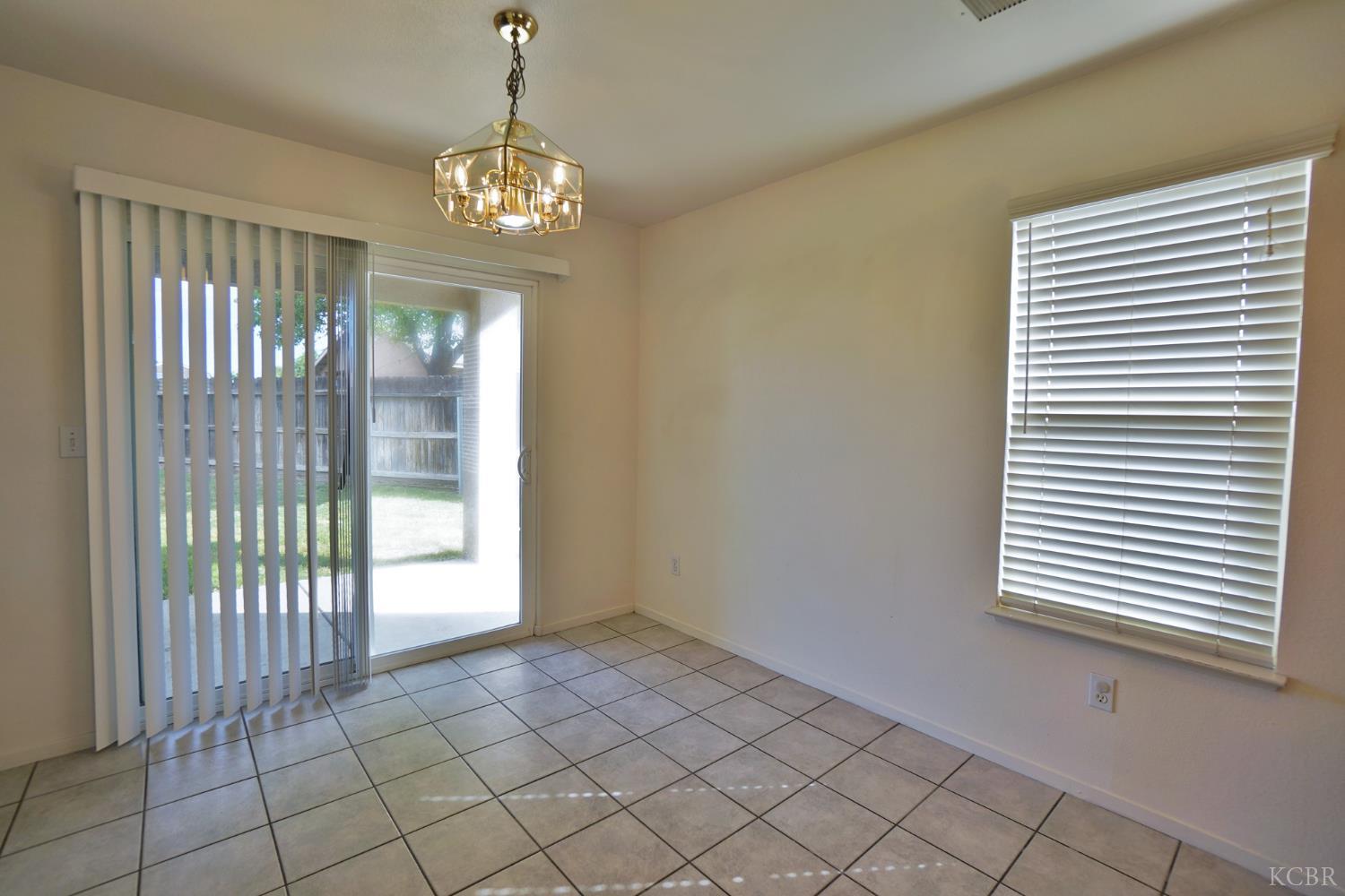 950 Geneva Dr, Lemoore, CA 93245