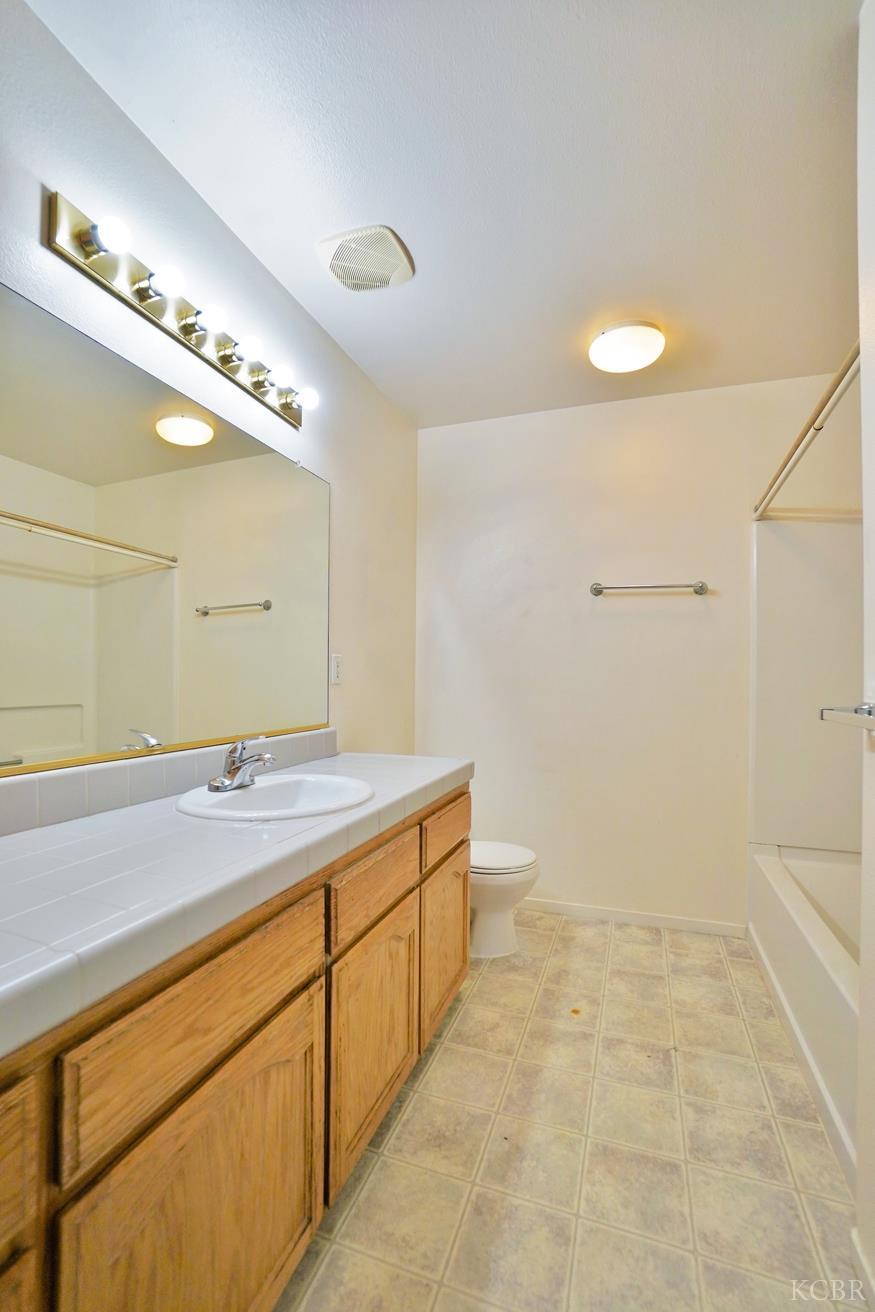 950 Geneva Dr, Lemoore, CA 93245