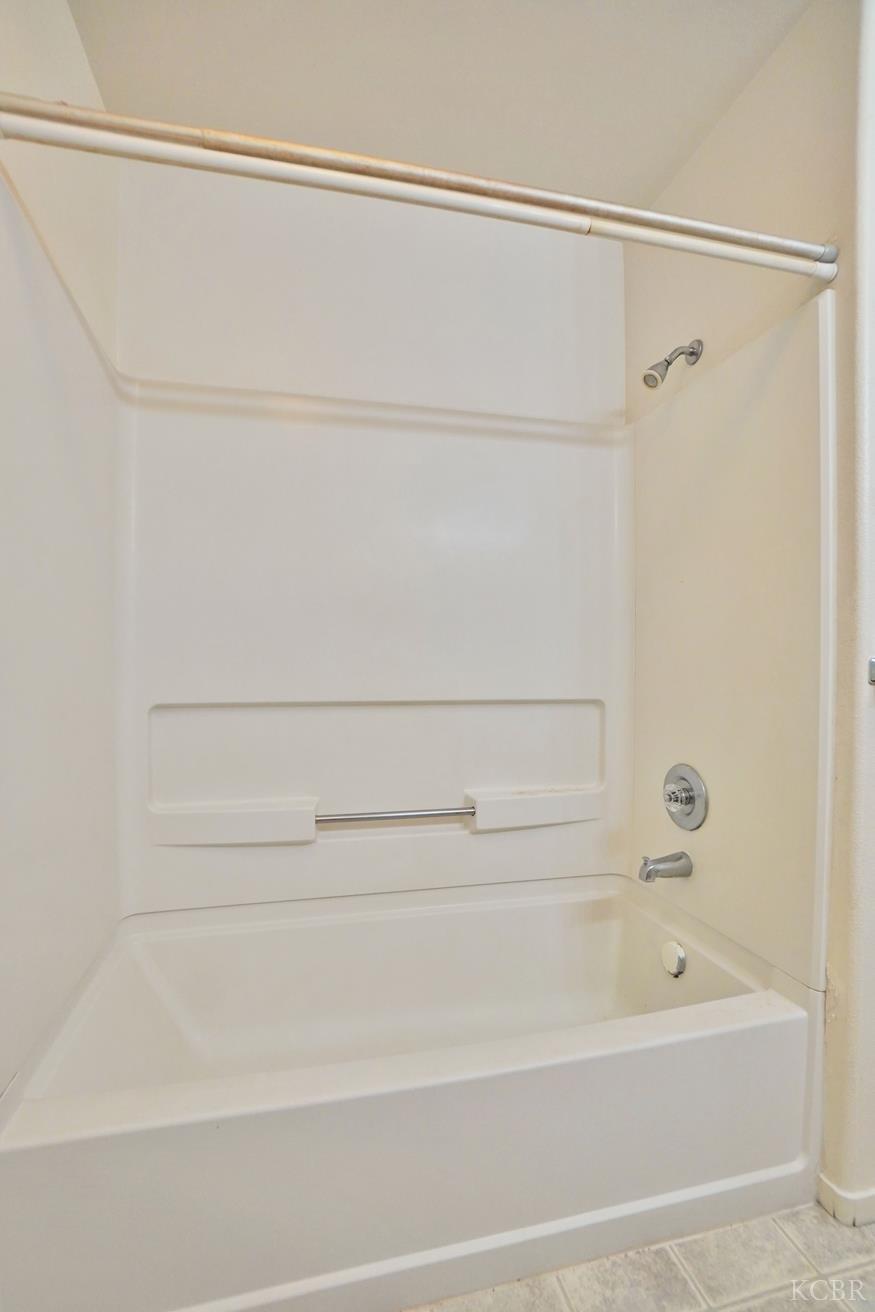 950 Geneva Dr, Lemoore, CA 93245