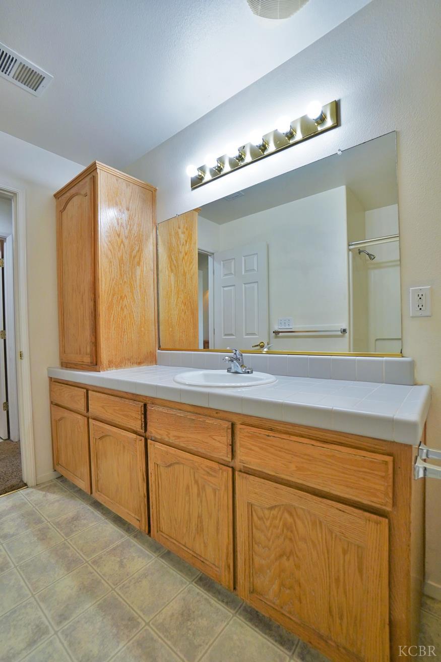 950 Geneva Dr, Lemoore, CA 93245