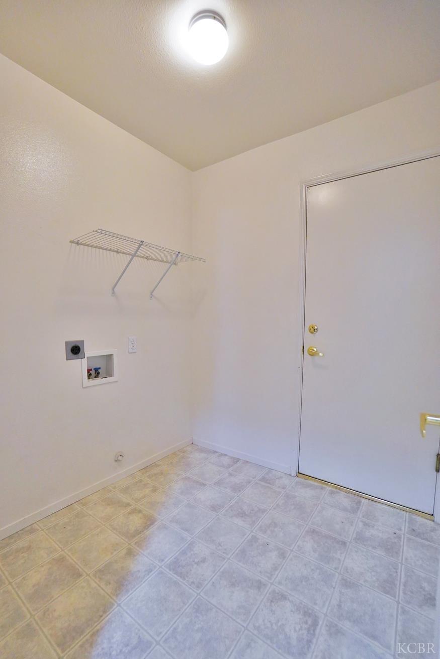 950 Geneva Dr, Lemoore, CA 93245