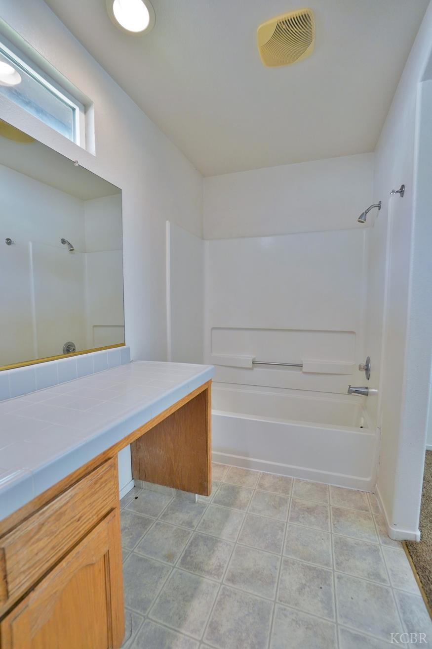 950 Geneva Dr, Lemoore, CA 93245