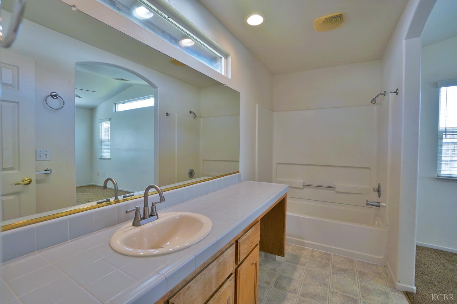 950 Geneva Dr, Lemoore, CA 93245