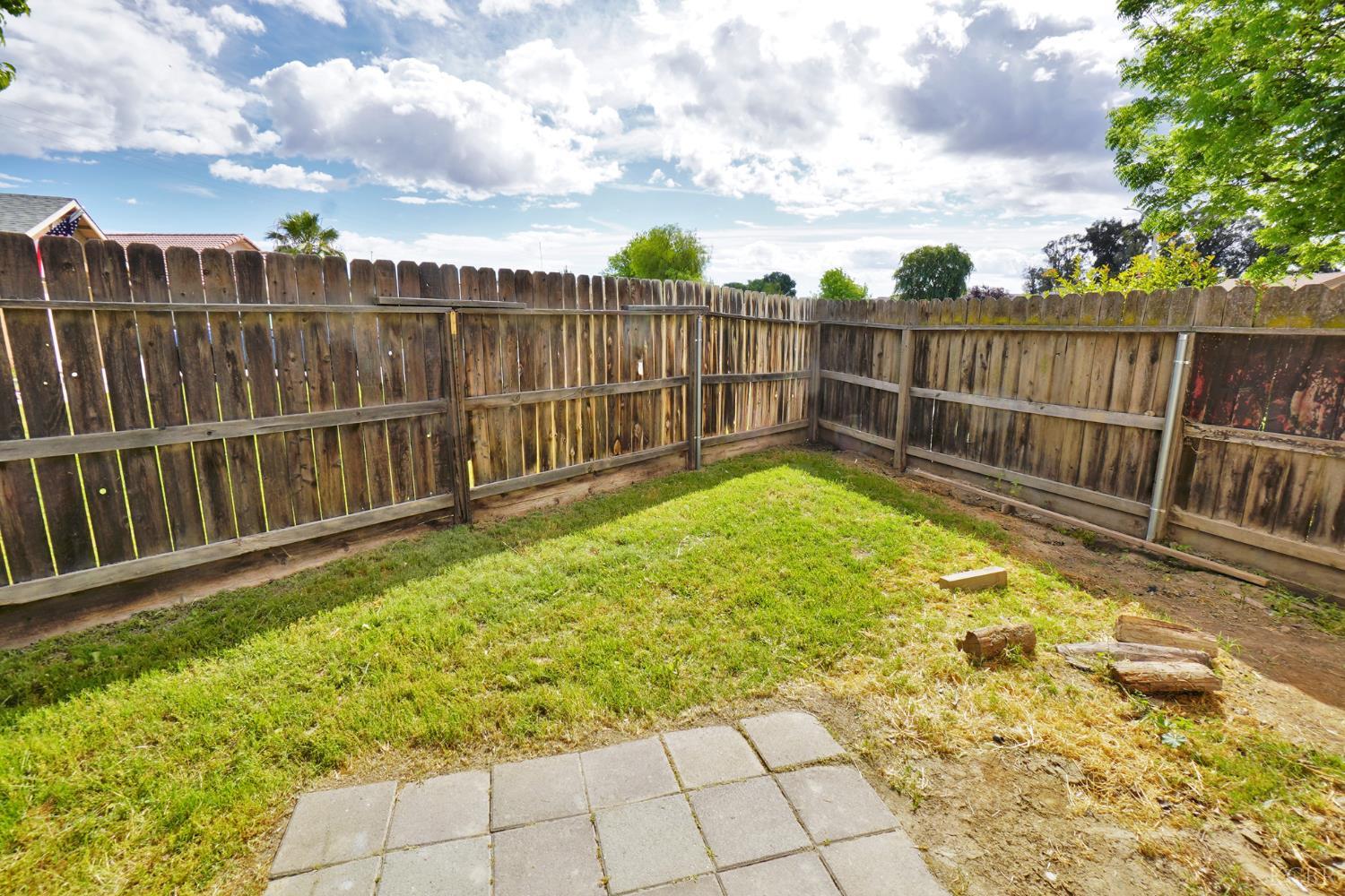 950 Geneva Dr, Lemoore, CA 93245