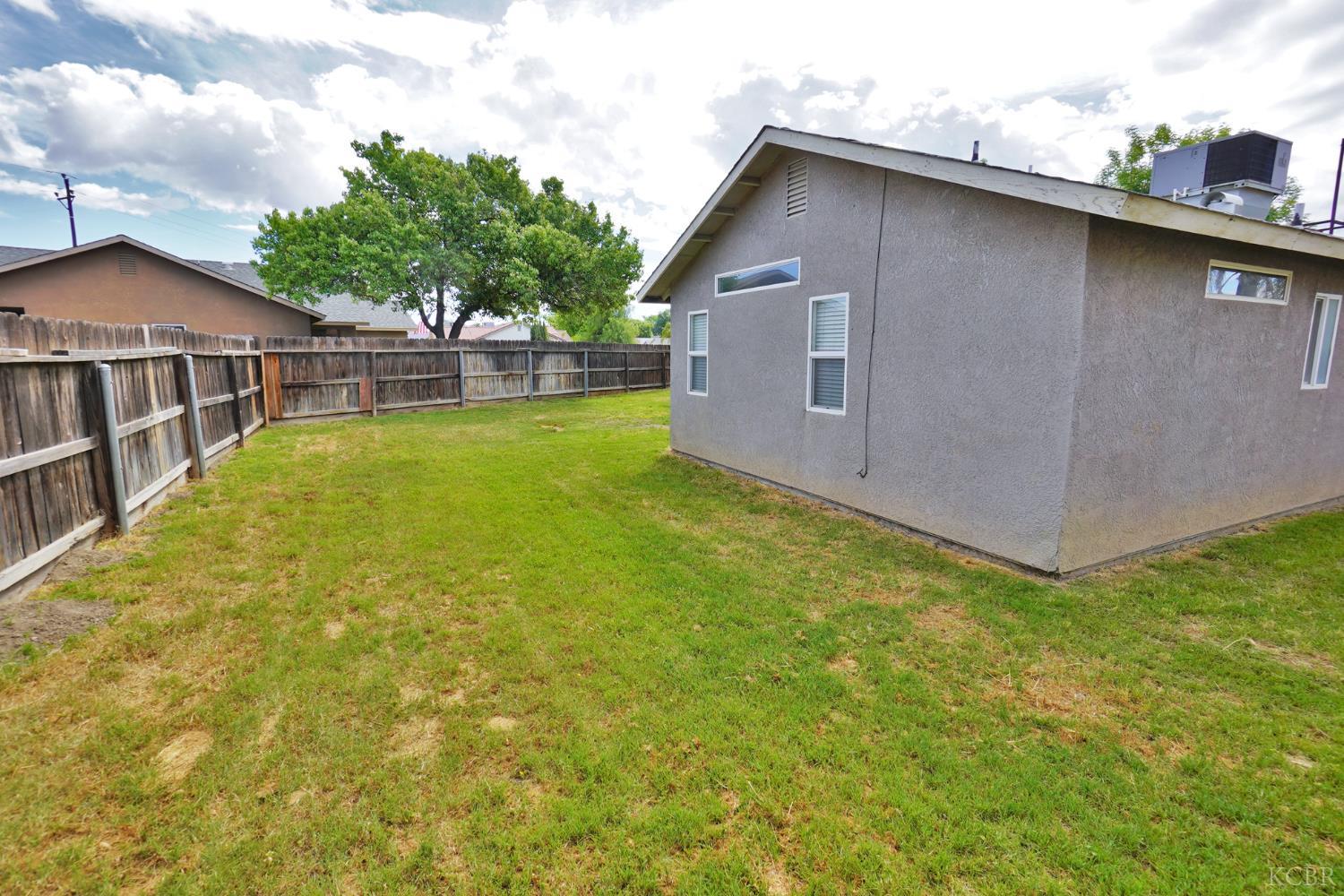 950 Geneva Dr, Lemoore, CA 93245