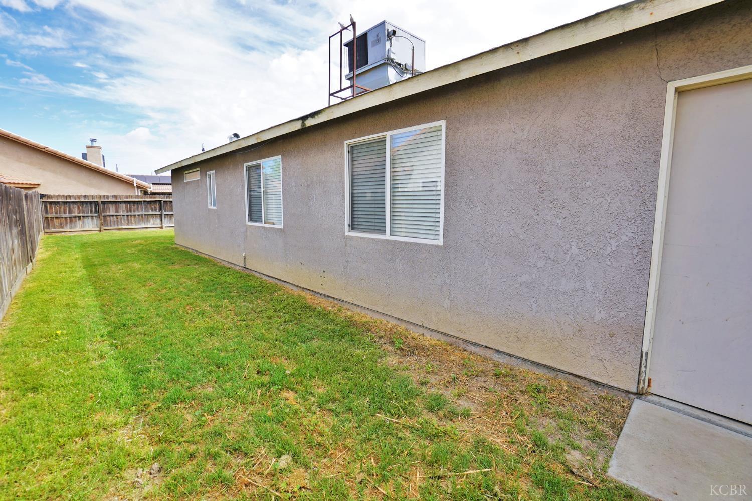 950 Geneva Dr, Lemoore, CA 93245