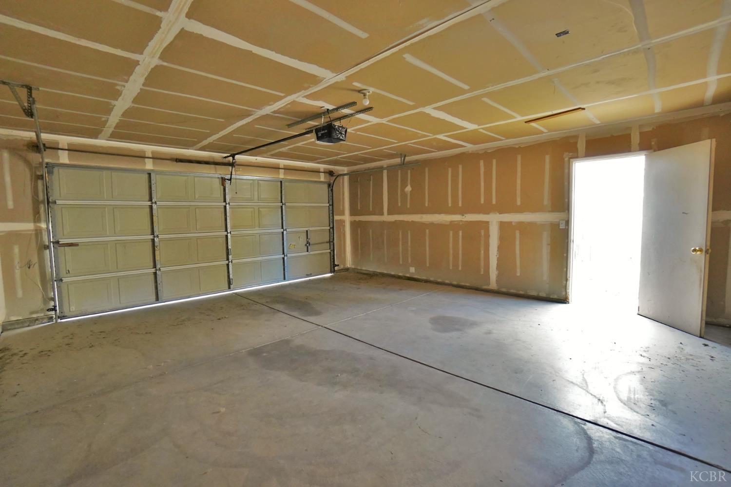 950 Geneva Dr, Lemoore, CA 93245