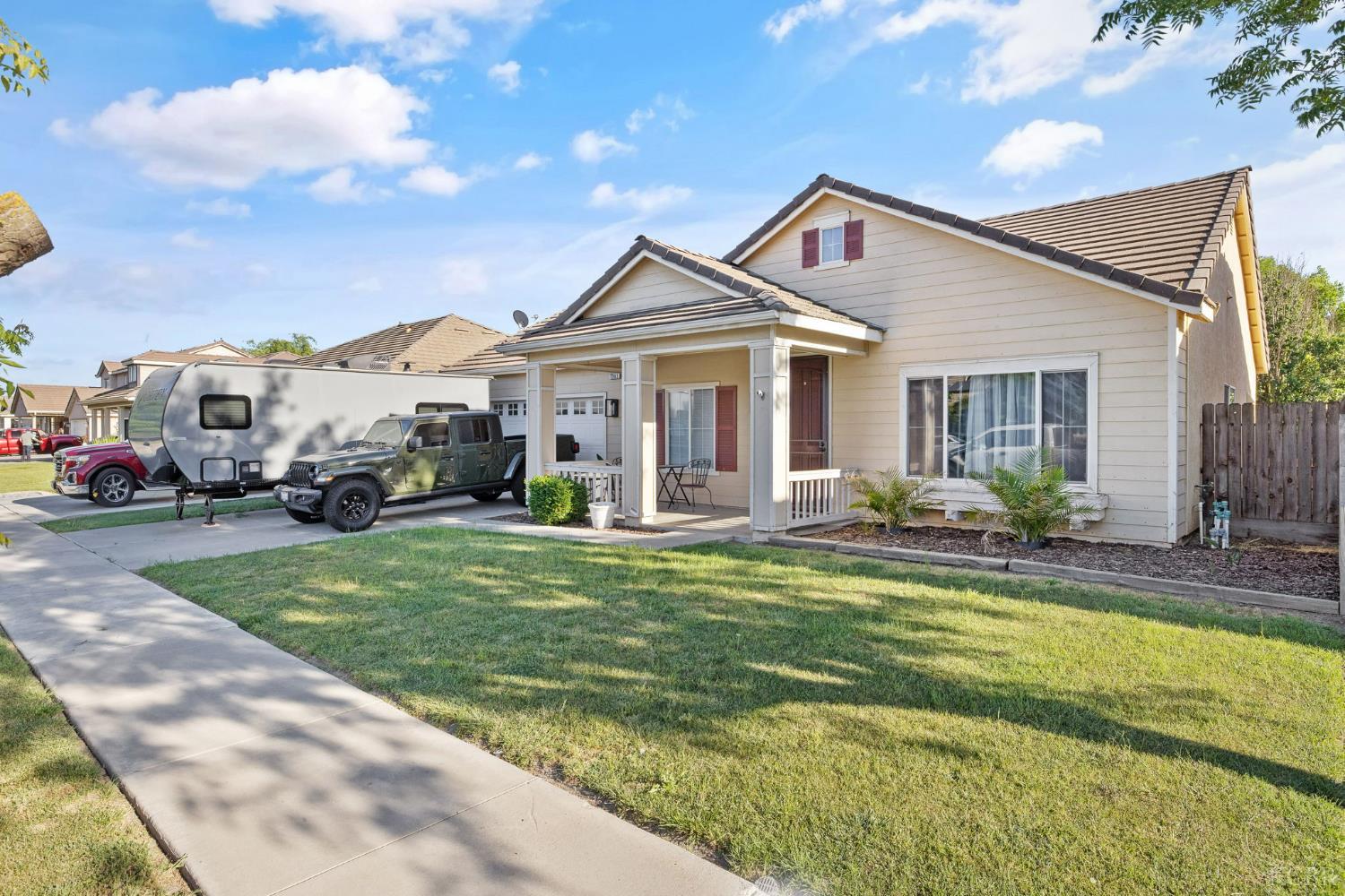 1963 W Merritt St W, Hanford, CA 93230