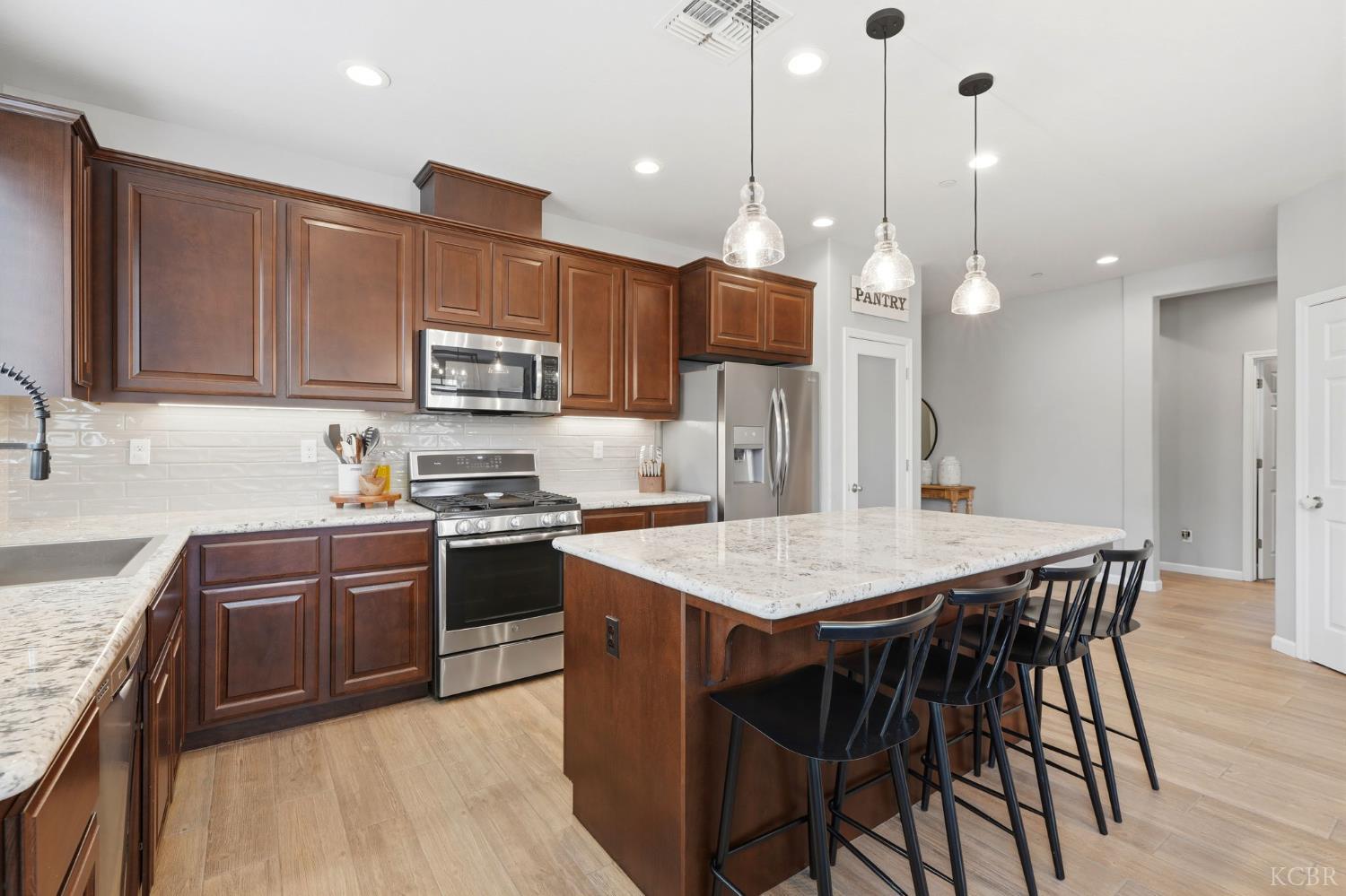 637 Melbourne Way, Lemoore, CA 93245