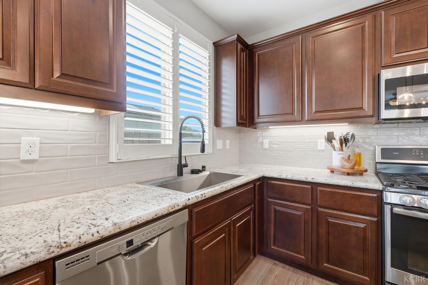 637 Melbourne Way, Lemoore, CA 93245