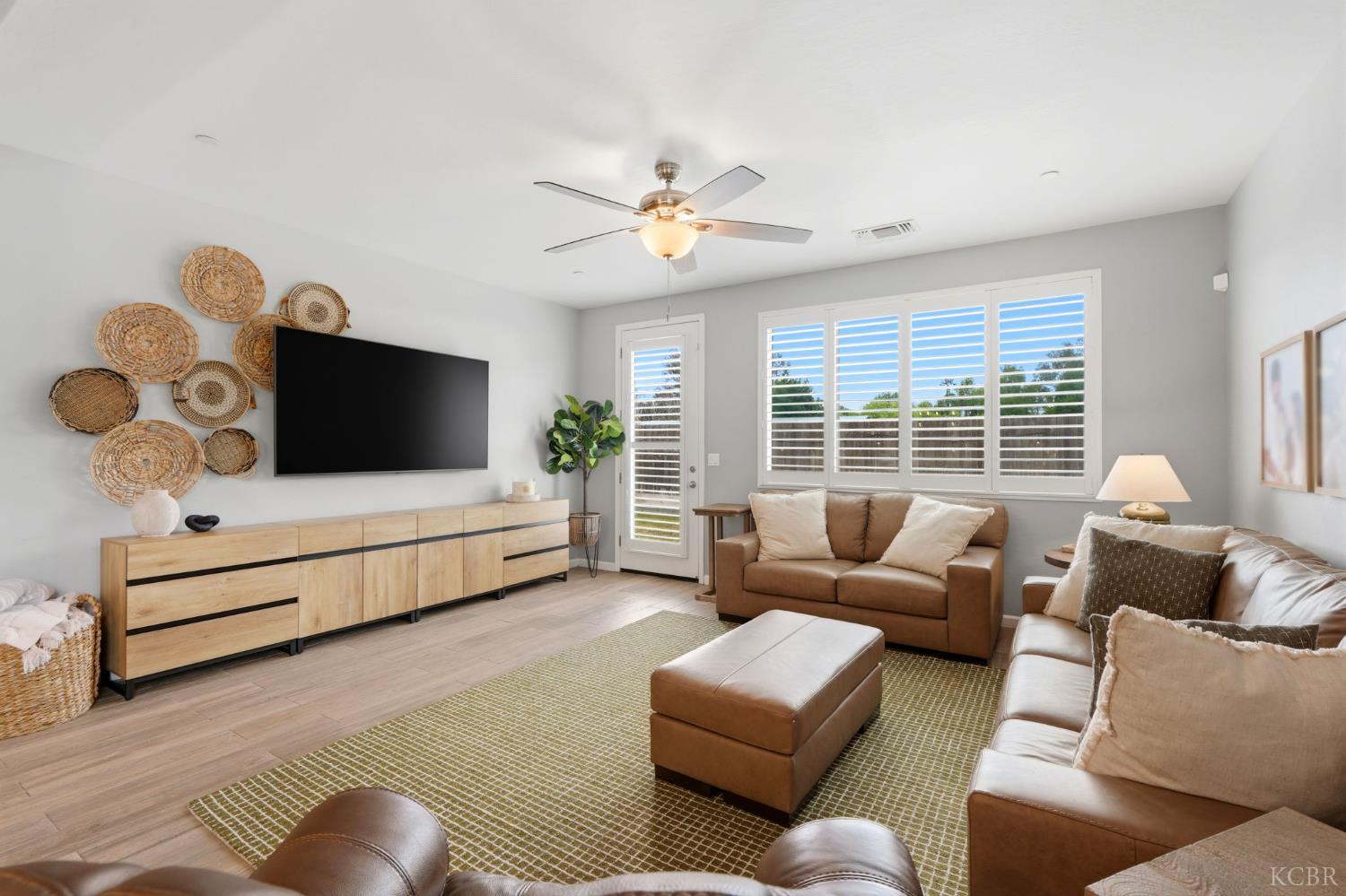 637 Melbourne Way, Lemoore, CA 93245