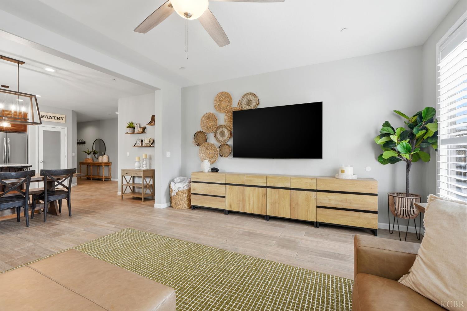 637 Melbourne Way, Lemoore, CA 93245