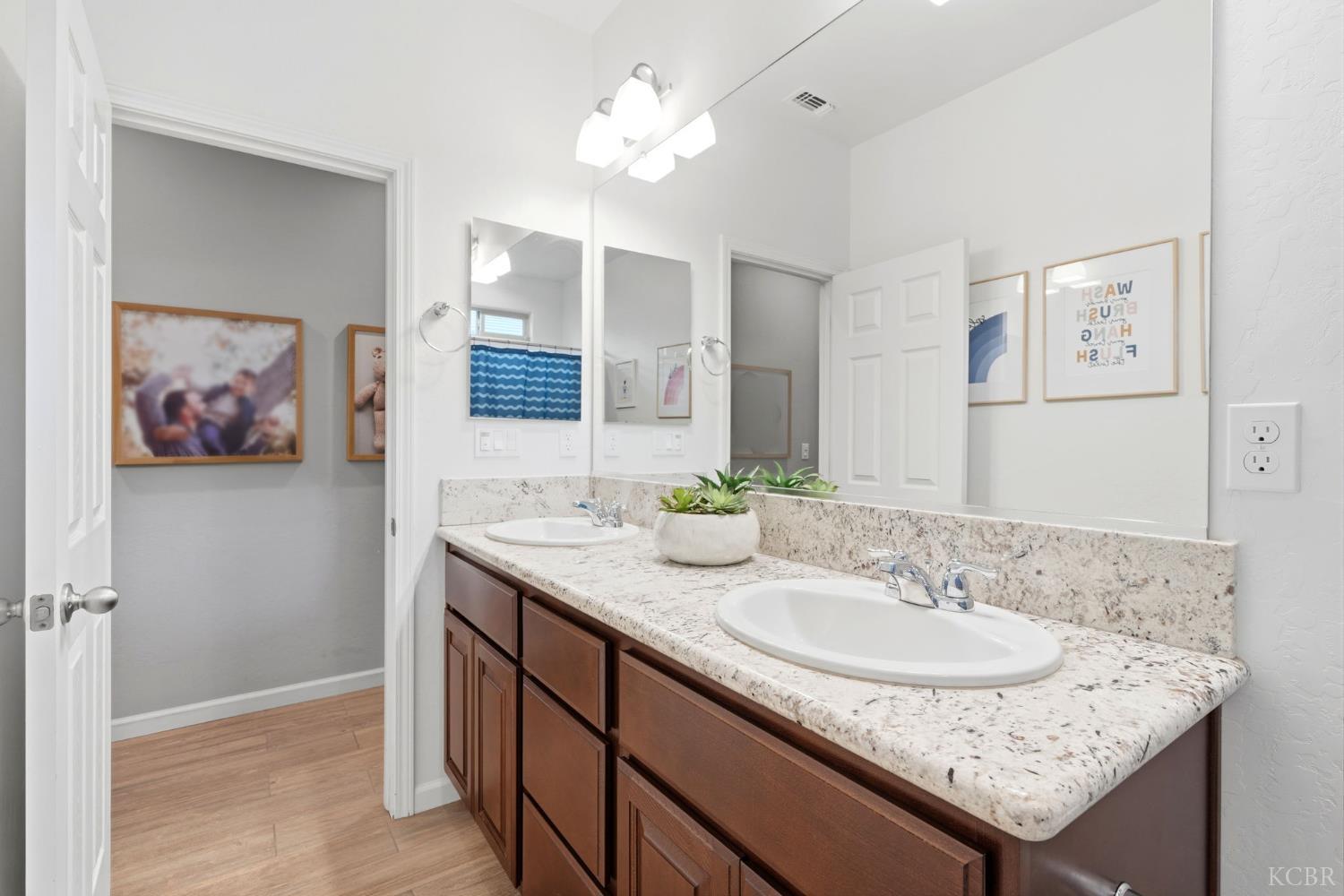 637 Melbourne Way, Lemoore, CA 93245