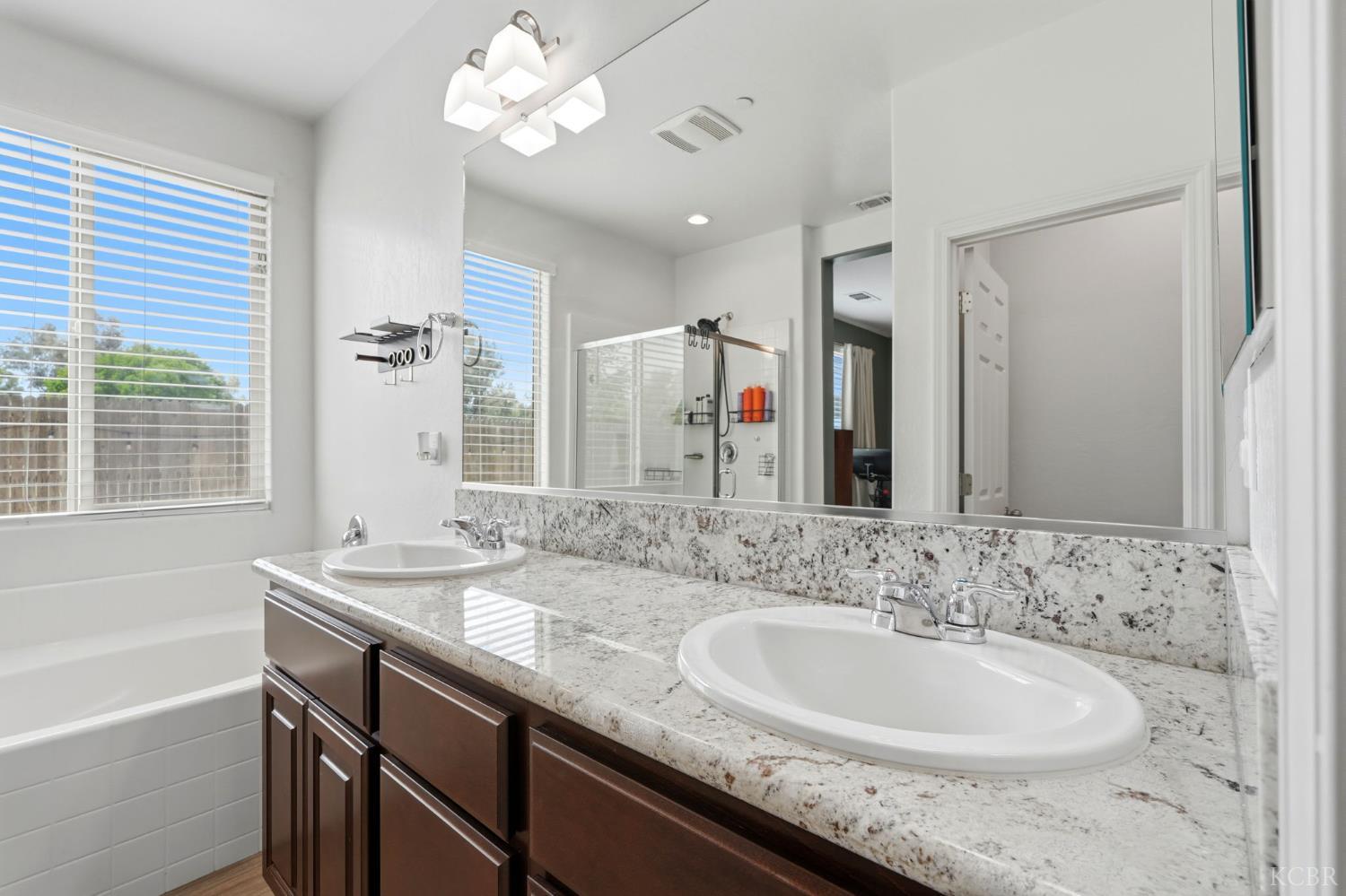 637 Melbourne Way, Lemoore, CA 93245