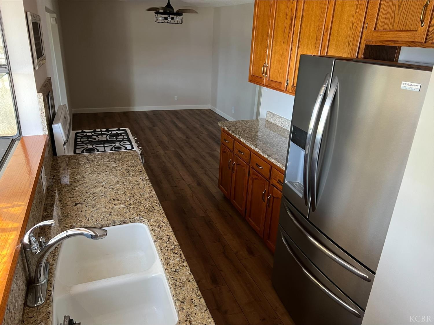 413 E Terrace Dr, Hanford, CA 93230