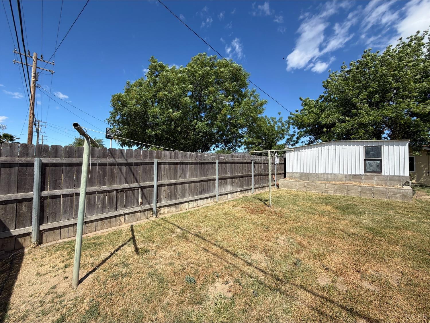 413 E Terrace Dr, Hanford, CA 93230