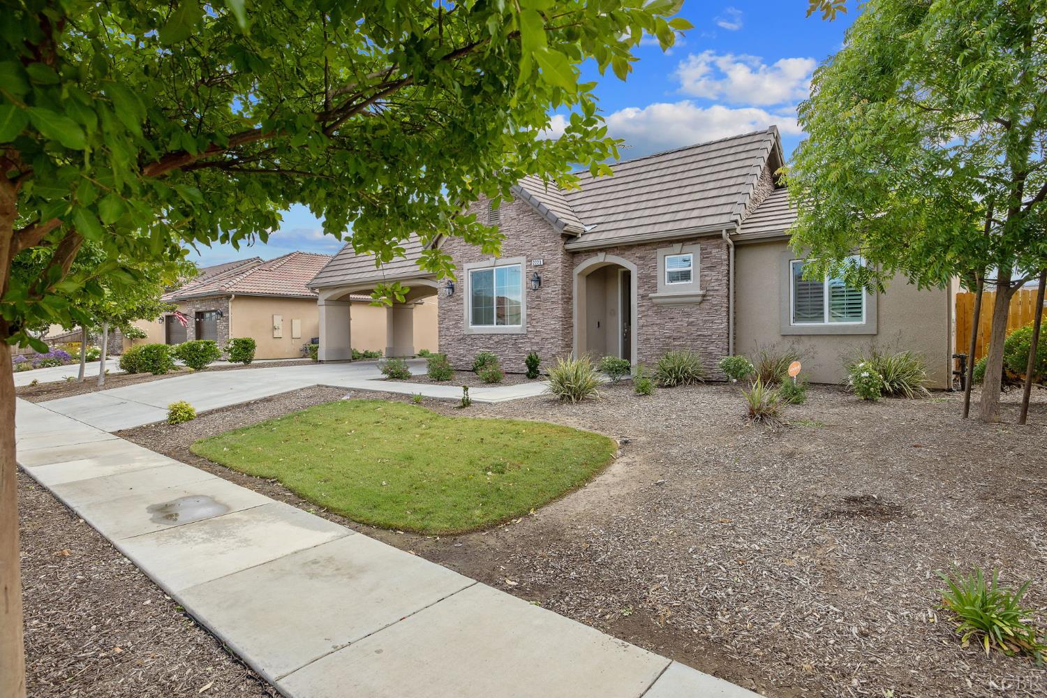 2223 Madeline Dr, Hanford, CA 93230
