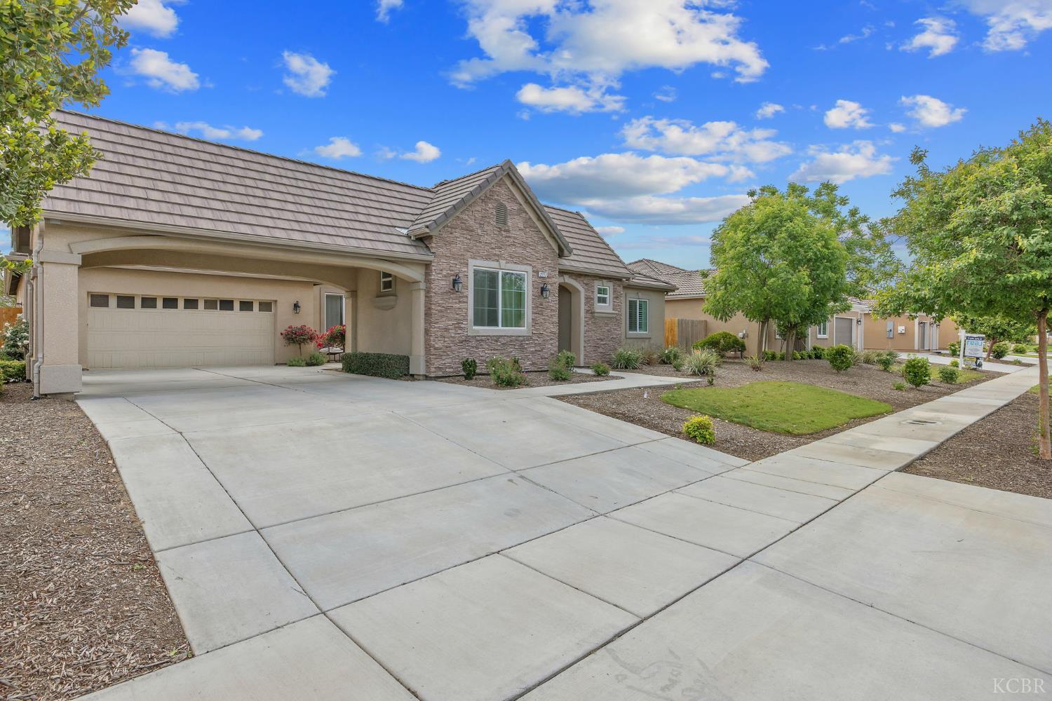 2223 Madeline Dr, Hanford, CA 93230