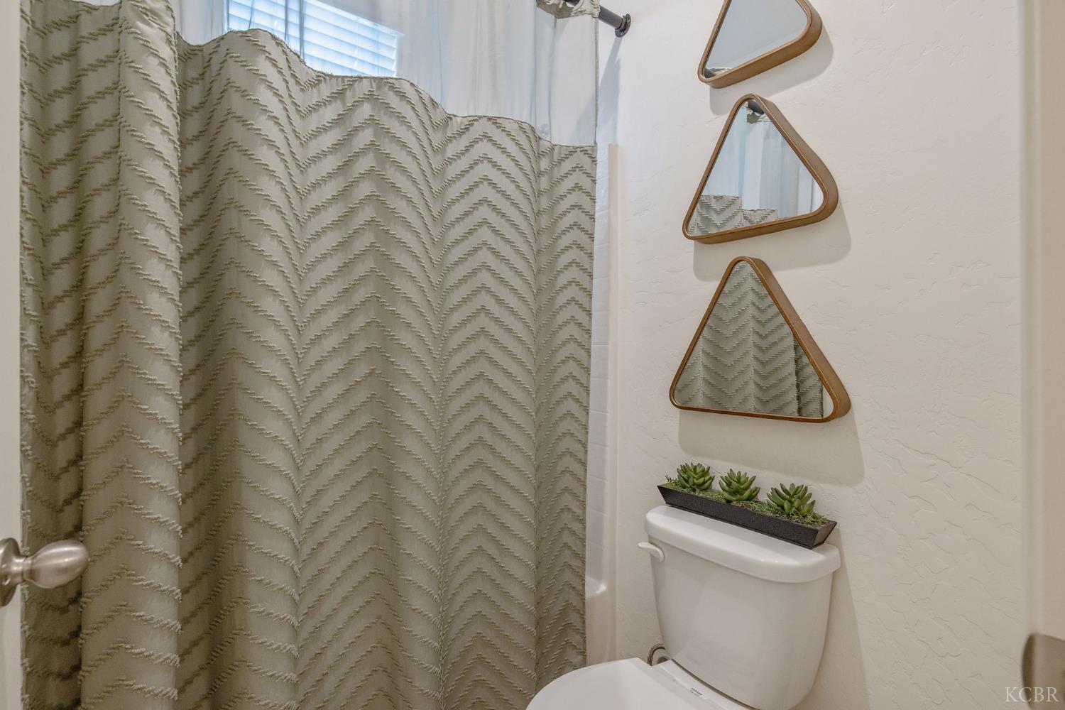 2223 Madeline Dr, Hanford, CA 93230