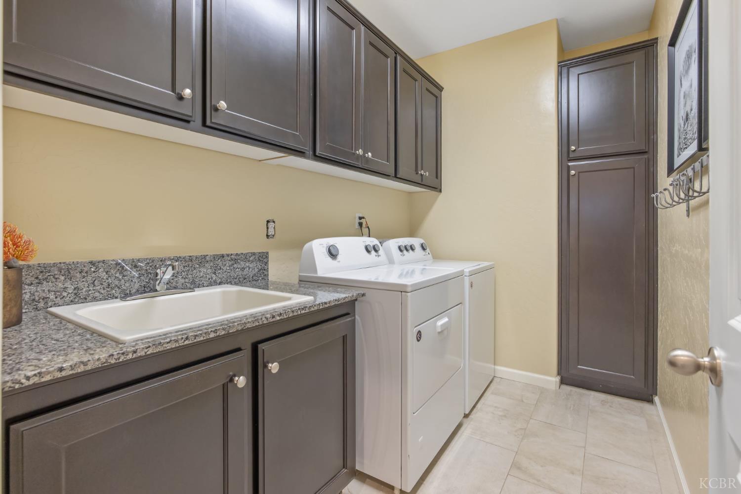 2223 Madeline Dr, Hanford, CA 93230