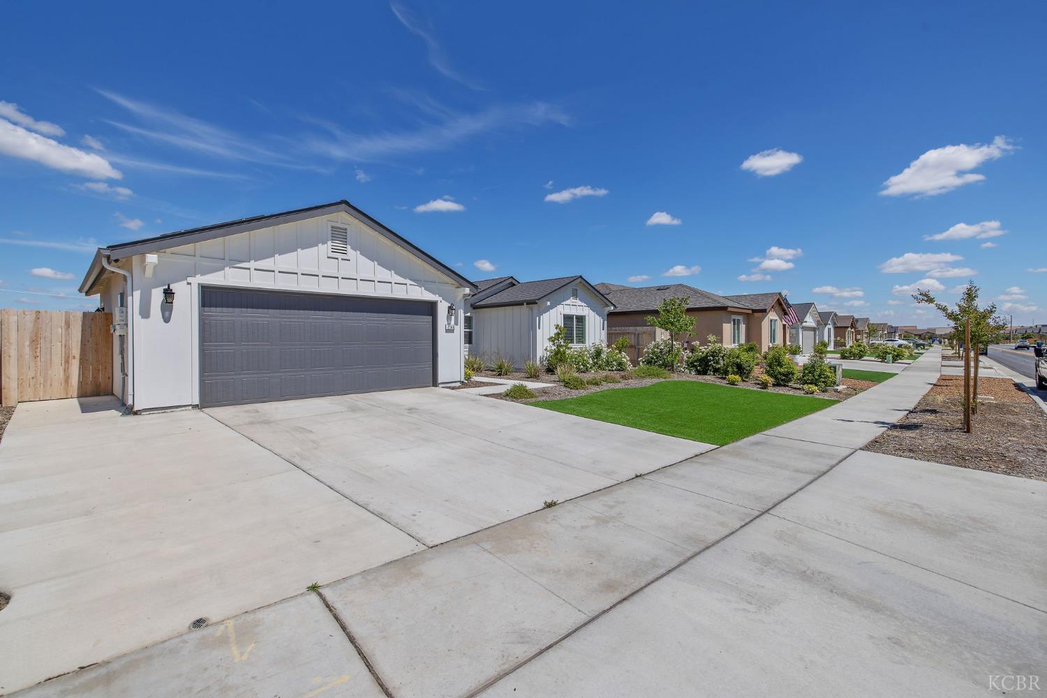 2146 W Escher Dr, Hanford, CA 93230