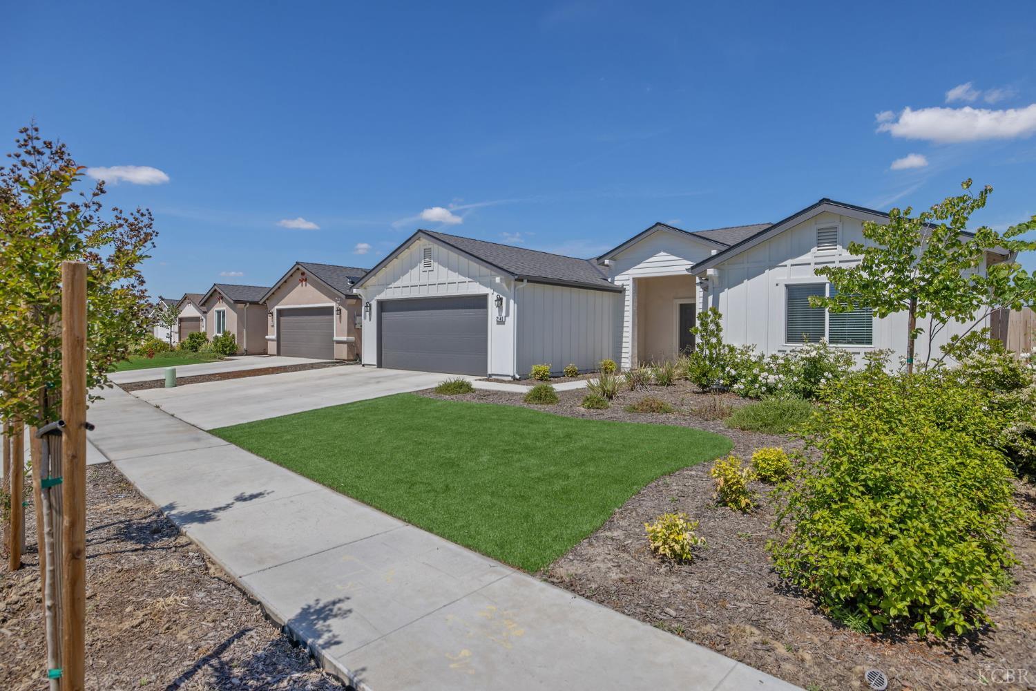 2146 W Escher Dr, Hanford, CA 93230