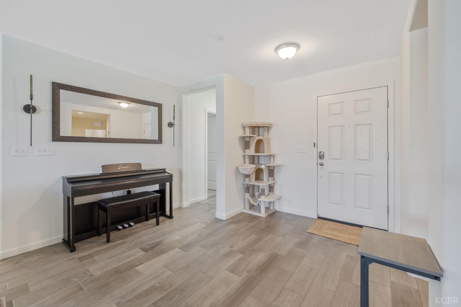 2146 W Escher Dr, Hanford, CA 93230