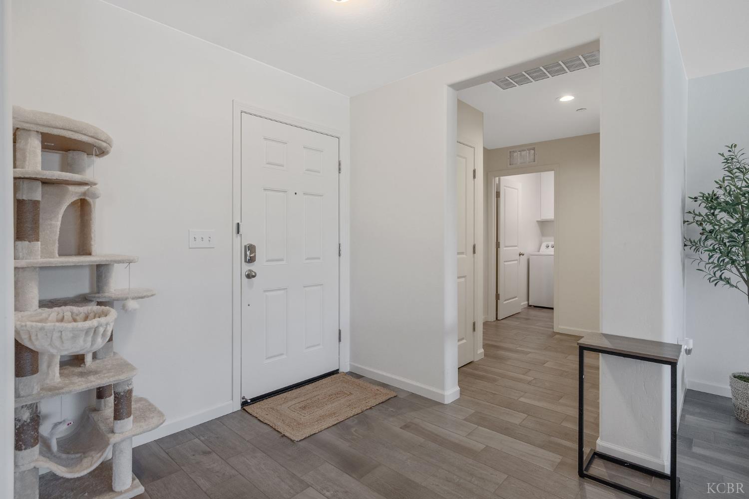 2146 W Escher Dr, Hanford, CA 93230