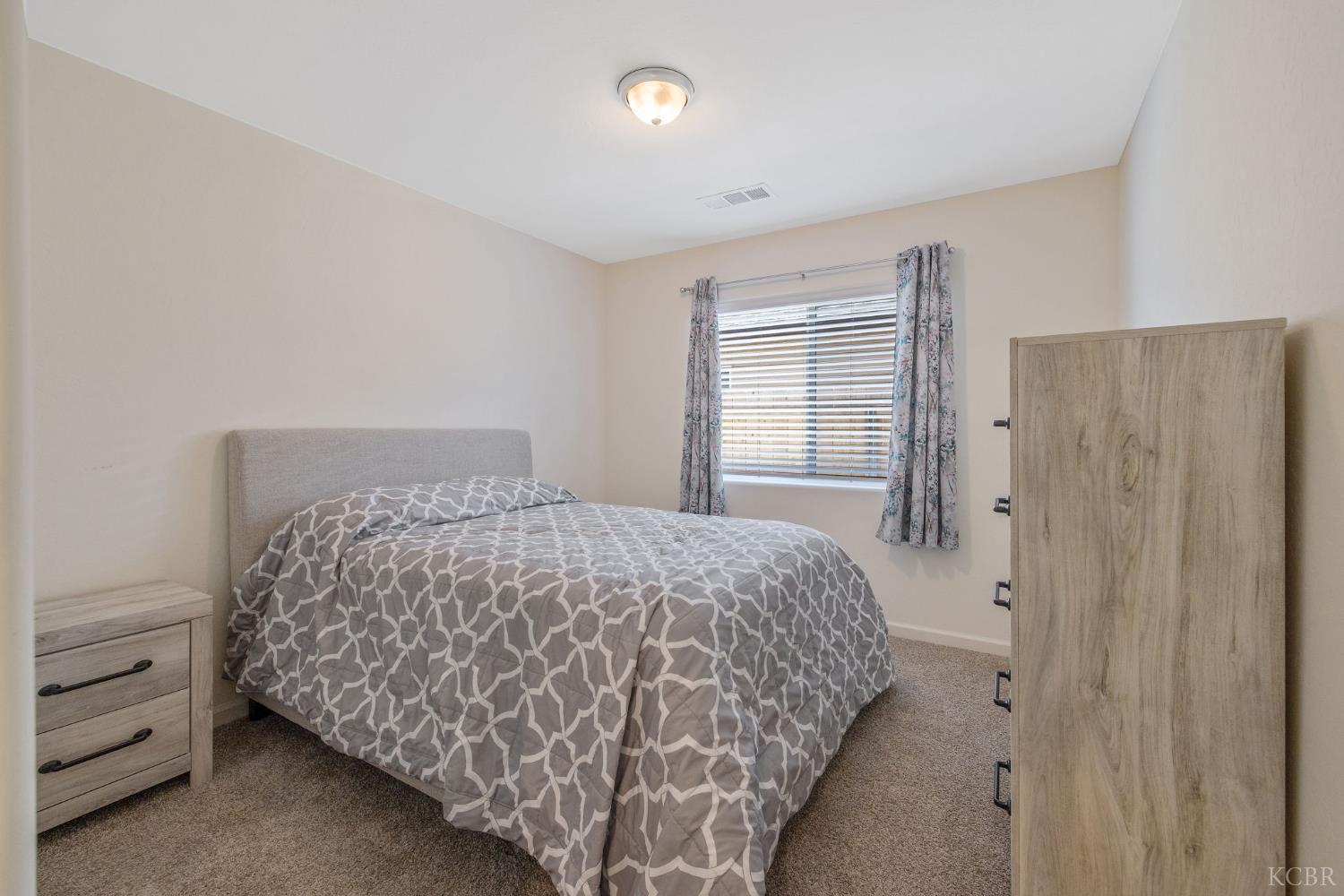 2146 W Escher Dr, Hanford, CA 93230