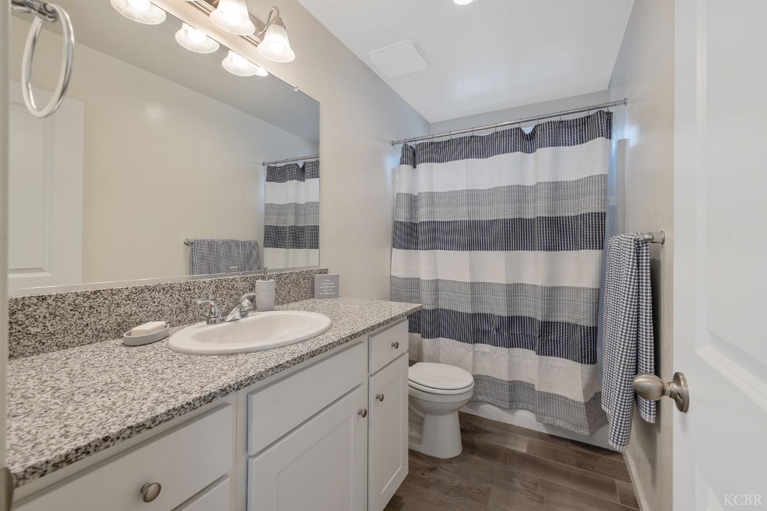 2146 W Escher Dr, Hanford, CA 93230