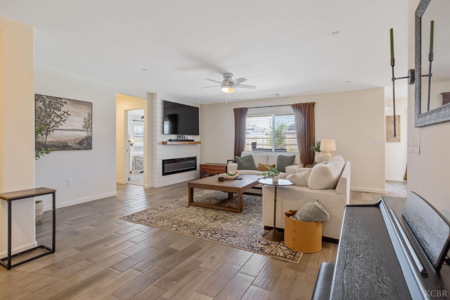 2146 W Escher Dr, Hanford, CA 93230