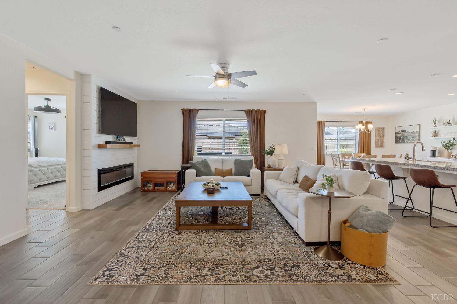 2146 W Escher Dr, Hanford, CA 93230