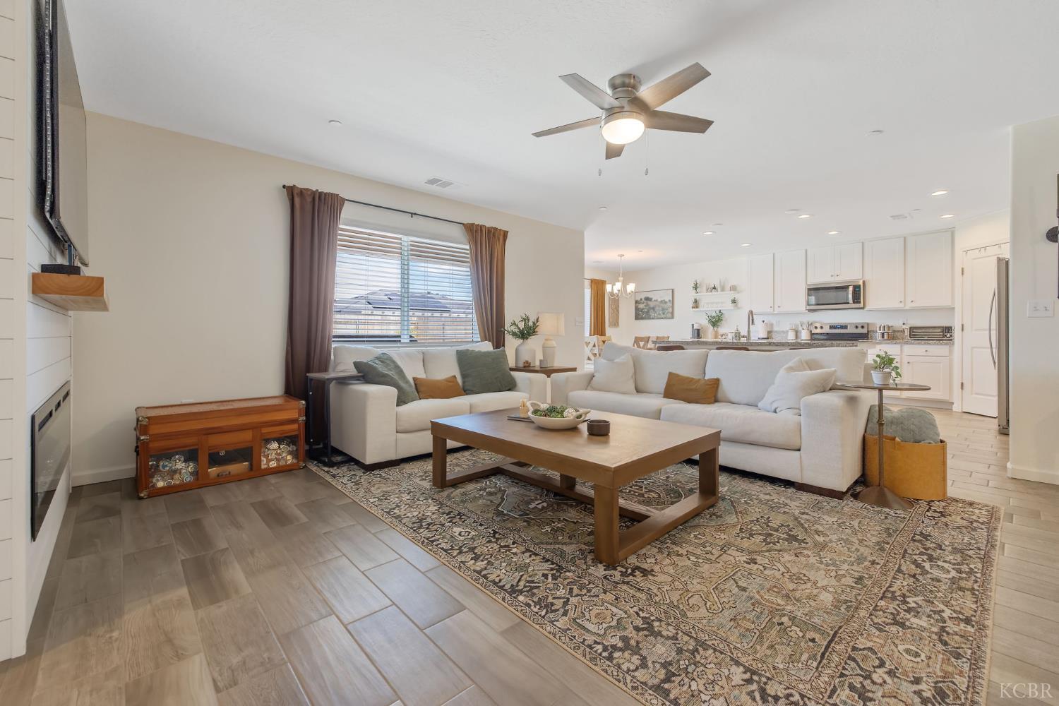 2146 W Escher Dr, Hanford, CA 93230