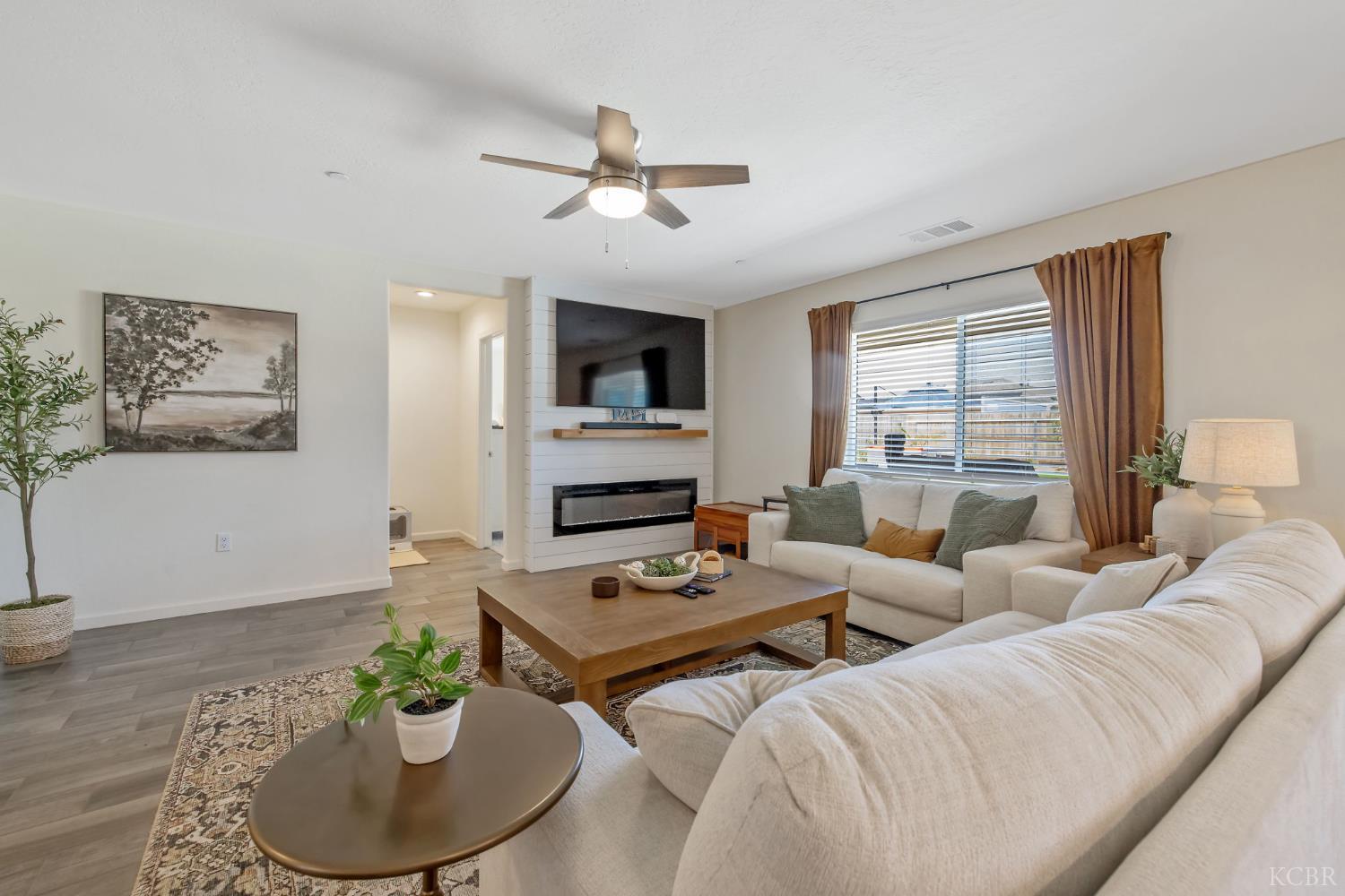 2146 W Escher Dr, Hanford, CA 93230