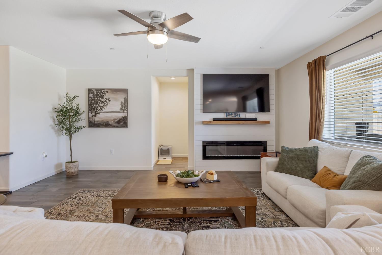 2146 W Escher Dr, Hanford, CA 93230