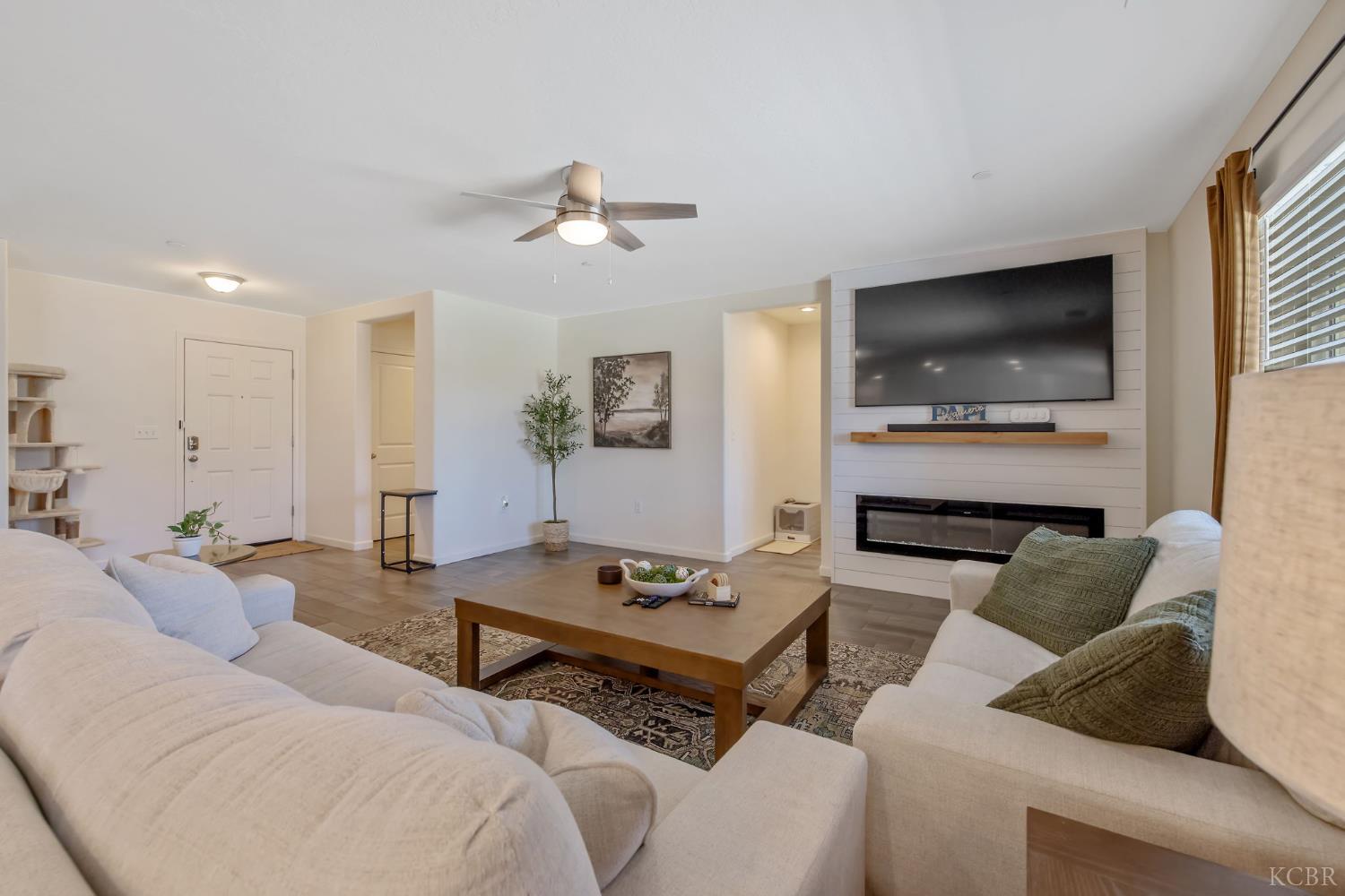 2146 W Escher Dr, Hanford, CA 93230