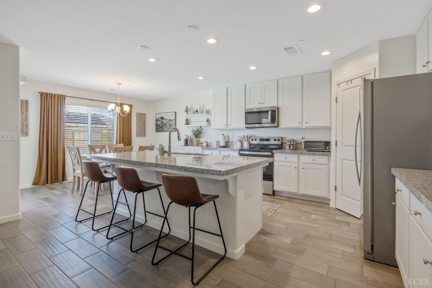 2146 W Escher Dr, Hanford, CA 93230