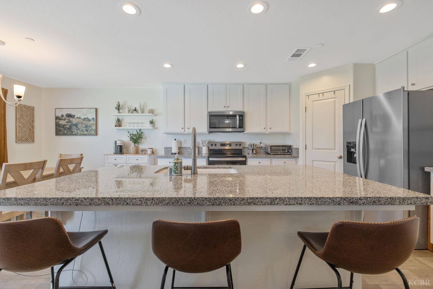 2146 W Escher Dr, Hanford, CA 93230